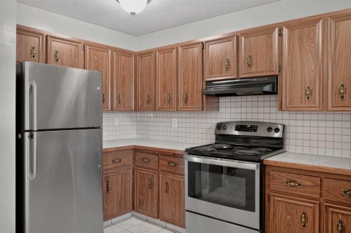 6724 22 Avenue Ne, Calgary, AB - Indoor Photo Showing Kitchen With Stainless Steel Kitchen