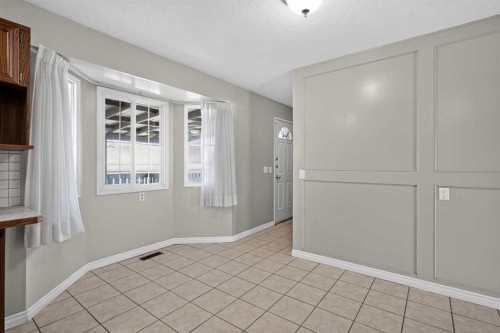 6724 22 Avenue Ne, Calgary, AB - Indoor Photo Showing Other Room