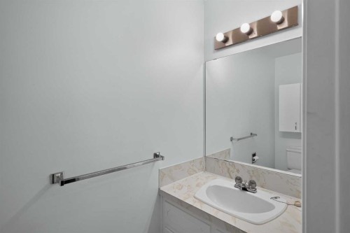 6724 22 Avenue Ne, Calgary, AB - Indoor Photo Showing Bathroom