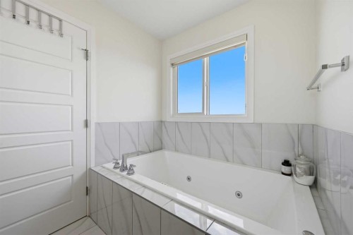 838 Edgefield Street, Strathmore, AB - Indoor Photo Showing Bathroom