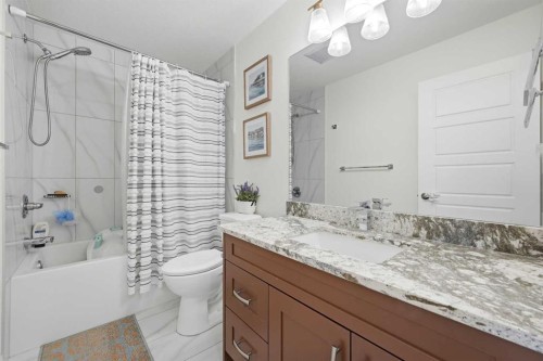 838 Edgefield Street, Strathmore, AB - Indoor Photo Showing Bathroom