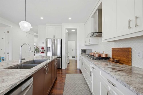 838 Edgefield Street, Strathmore, AB - Indoor Photo Showing Kitchen With Double Sink With Upgraded Kitchen