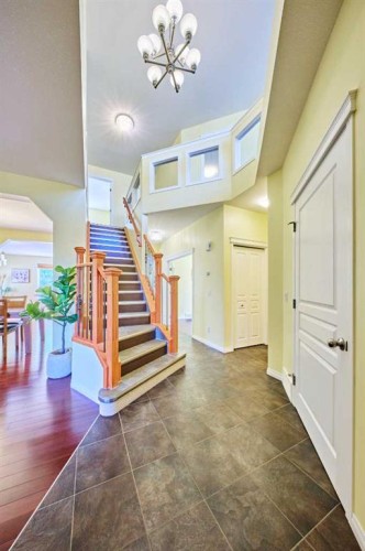 62 Crestmont Drive Sw, Calgary, AB 