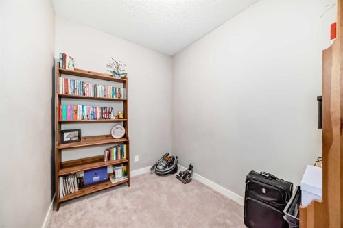 211-3950 46 Avenue Nw, Calgary, AB - Indoor