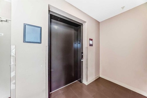 211-3950 46 Avenue Nw, Calgary, AB - Indoor Photo Showing Other Room