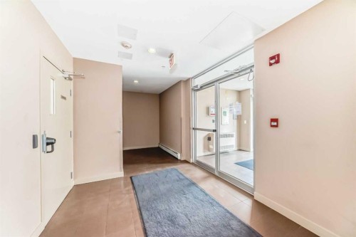 211-3950 46 Avenue Nw, Calgary, AB - Indoor Photo Showing Other Room
