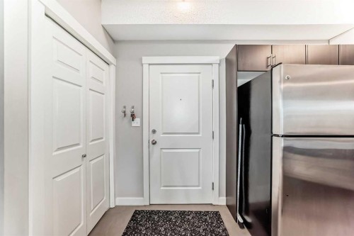 211-3950 46 Avenue Nw, Calgary, AB - Indoor Photo Showing Other Room