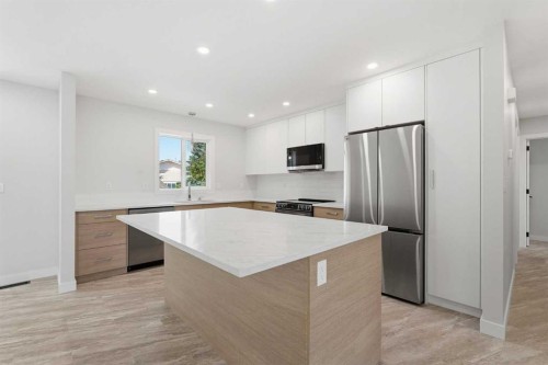 1018 10 Avenue Se, High River, AB - Indoor Photo Showing Kitchen With Upgraded Kitchen