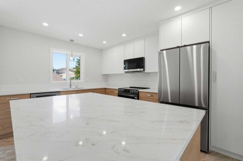 1018 10 Avenue Se, High River, AB - Indoor Photo Showing Kitchen With Upgraded Kitchen