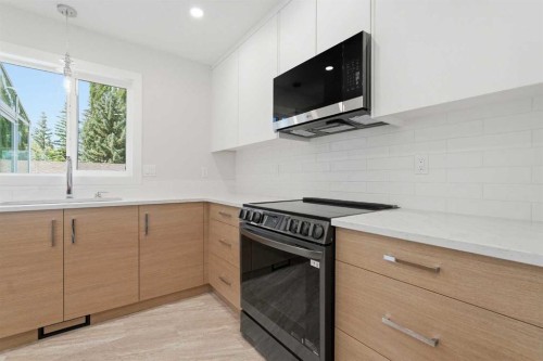 1018 10 Avenue Se, High River, AB - Indoor Photo Showing Kitchen With Upgraded Kitchen