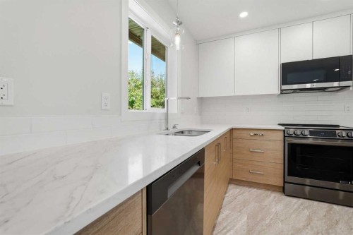 1018 10 Avenue Se, High River, AB - Indoor Photo Showing Kitchen With Double Sink