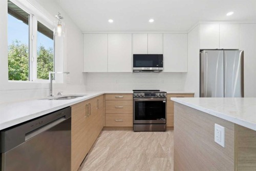1018 10 Avenue Se, High River, AB - Indoor Photo Showing Kitchen With Upgraded Kitchen