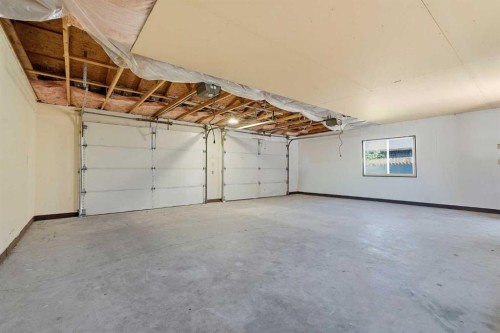 1018 10 Avenue Se, High River, AB - Indoor Photo Showing Garage