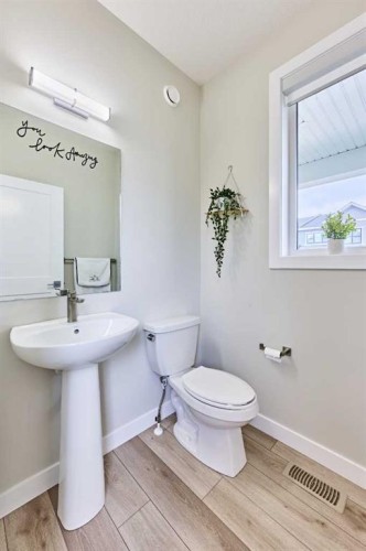 102 Crestridge Common Sw, Calgary, AB - Indoor Photo Showing Bathroom