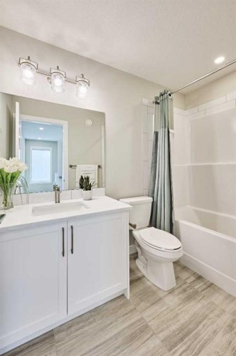 102 Crestridge Common Sw, Calgary, AB - Indoor Photo Showing Bathroom