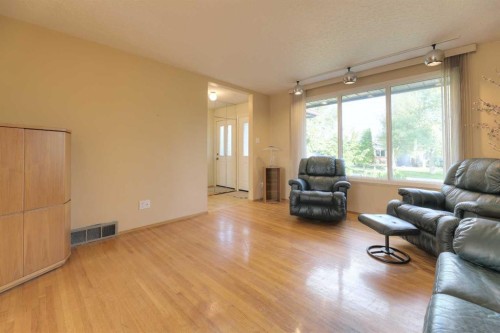 31 Rosery Drive Nw, Calgary, AB - Indoor Photo Showing Living Room