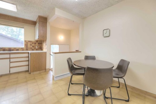 31 Rosery Drive Nw, Calgary, AB - Indoor Photo Showing Dining Room