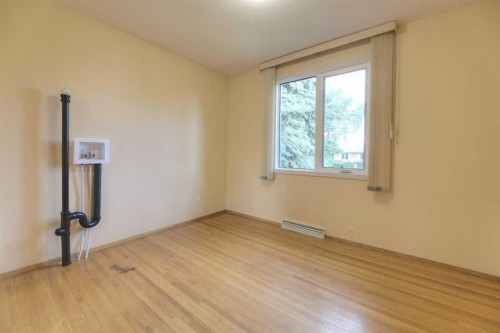 31 Rosery Drive Nw, Calgary, AB - Indoor Photo Showing Other Room