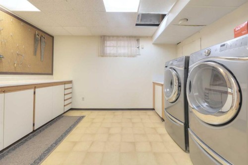 31 Rosery Drive Nw, Calgary, AB - Indoor Photo Showing Laundry Room