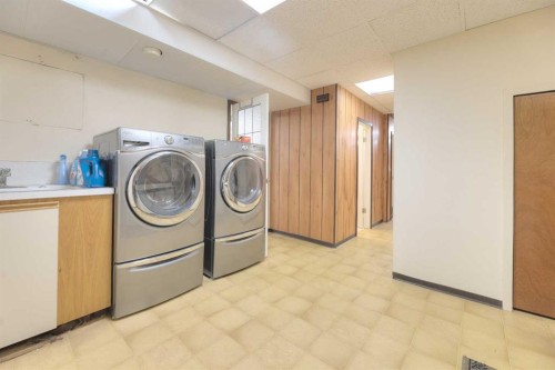 31 Rosery Drive Nw, Calgary, AB - Indoor Photo Showing Laundry Room