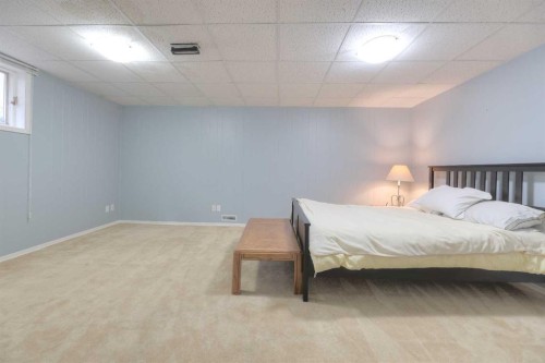 31 Rosery Drive Nw, Calgary, AB - Indoor Photo Showing Bedroom