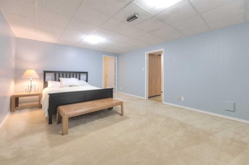 31 Rosery Drive Nw, Calgary, AB - Indoor Photo Showing Bedroom