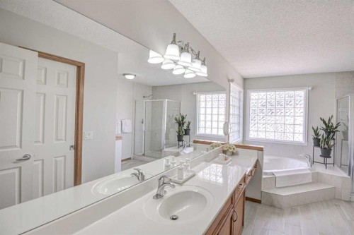 225 Chapala Drive Se, Calgary, AB - Indoor Photo Showing Bathroom