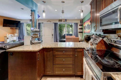 7622 34 Avenue Nw, Calgary, AB - Indoor Photo Showing Kitchen With Upgraded Kitchen