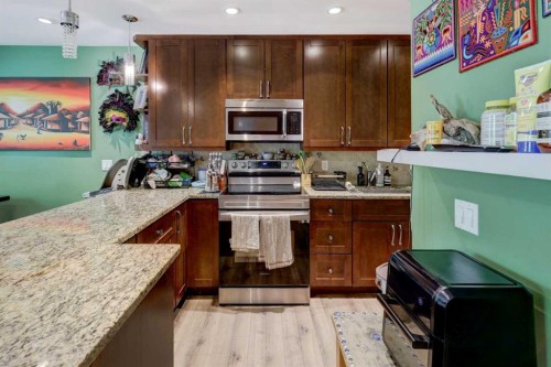 7622 34 Avenue Nw, Calgary, AB - Indoor Photo Showing Kitchen