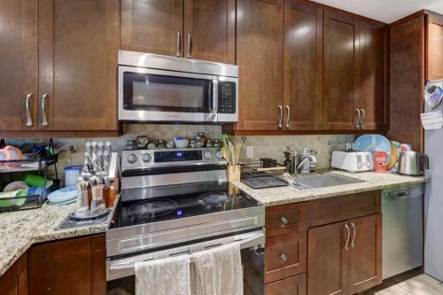 7622 34 Avenue Nw, Calgary, AB - Indoor Photo Showing Kitchen