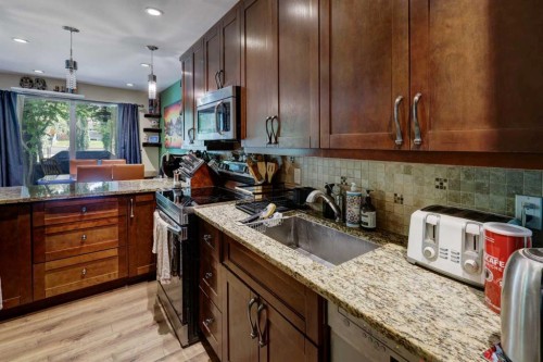 7622 34 Avenue Nw, Calgary, AB - Indoor Photo Showing Kitchen