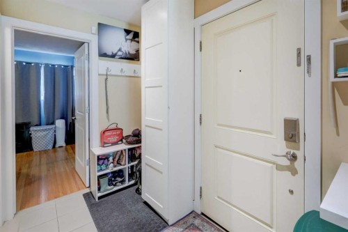 7622 34 Avenue Nw, Calgary, AB - Indoor Photo Showing Other Room