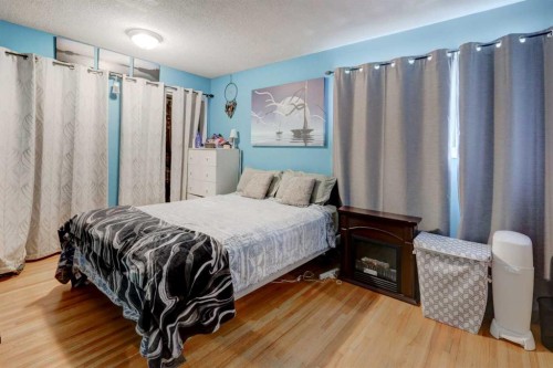 7622 34 Avenue Nw, Calgary, AB - Indoor Photo Showing Bedroom
