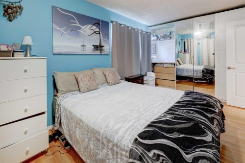 7622 34 Avenue Nw, Calgary, AB - Indoor Photo Showing Bedroom