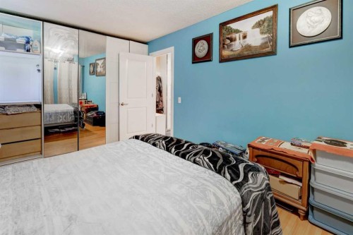 7622 34 Avenue Nw, Calgary, AB - Indoor Photo Showing Bedroom