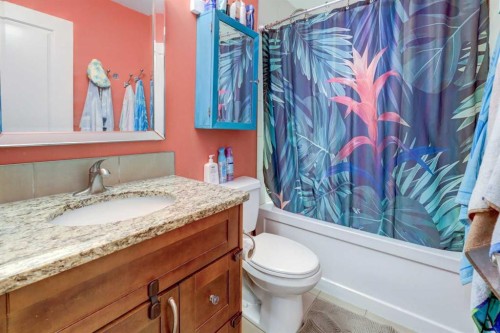 7622 34 Avenue Nw, Calgary, AB - Indoor Photo Showing Bathroom