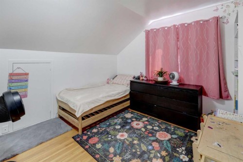 7622 34 Avenue Nw, Calgary, AB - Indoor Photo Showing Bedroom