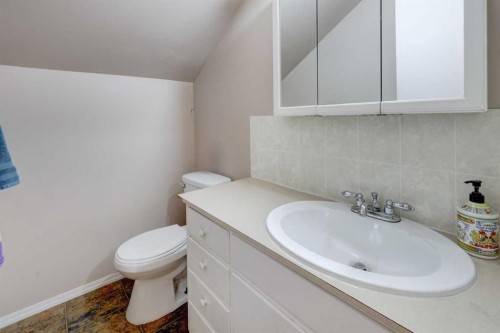 7622 34 Avenue Nw, Calgary, AB - Indoor Photo Showing Bathroom