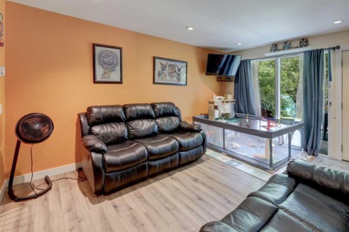 7622 34 Avenue Nw, Calgary, AB - Indoor Photo Showing Living Room