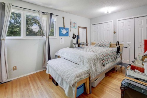 7624 34 Avenue Nw, Calgary, AB - Indoor Photo Showing Bedroom