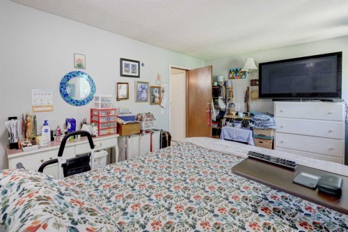 7624 34 Avenue Nw, Calgary, AB - Indoor Photo Showing Bedroom