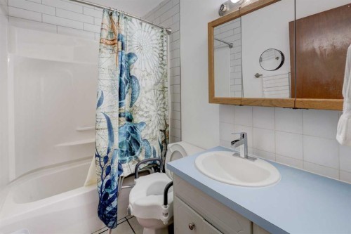 7624 34 Avenue Nw, Calgary, AB - Indoor Photo Showing Bathroom
