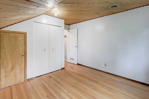 7624 34 Avenue Nw, Calgary, AB - Indoor Photo Showing Other Room
