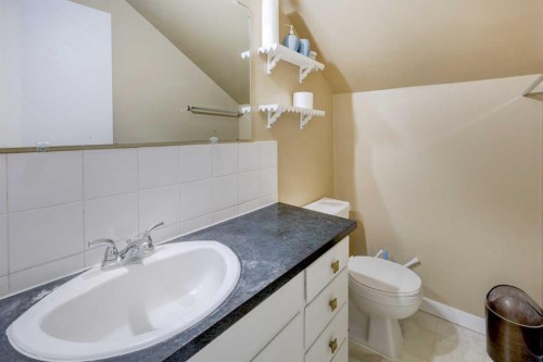 7624 34 Avenue Nw, Calgary, AB - Indoor Photo Showing Bathroom