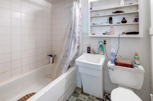 7624 34 Avenue Nw, Calgary, AB - Indoor Photo Showing Bathroom