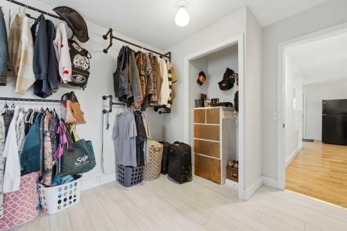 4159 Doverbrook Road Se, Calgary, AB - Indoor With Storage