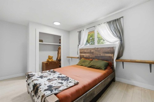 4159 Doverbrook Road Se, Calgary, AB - Indoor Photo Showing Bedroom