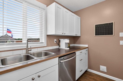 78 Sandpiper Drive, Didsbury, AB - Indoor Photo Showing Kitchen With Double Sink