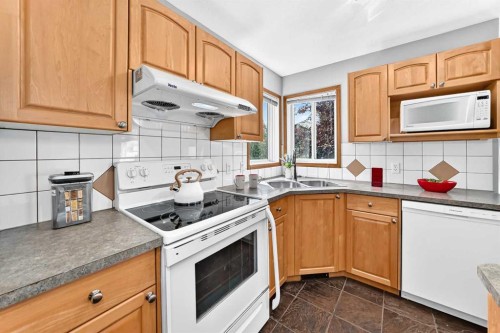 801 Panorama Hills Drive Nw, Calgary, AB - Indoor Photo Showing Kitchen
