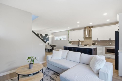 601 Reynolds Crescent Sw, Airdrie, AB - Indoor Photo Showing Living Room